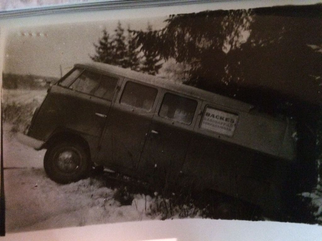 http://i1161.photobucket.com/albums/q506/harrstrom/VW_buss_Backes.jpg