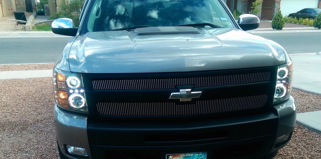 • TRUE Halo headlights with ColorMatched trim